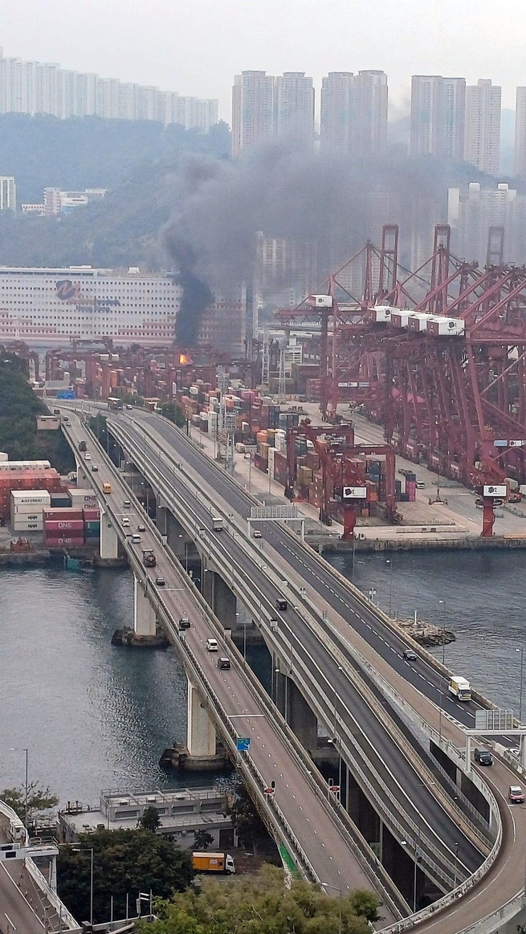葵涌一號貨櫃碼頭發生火警。fb：荃葵青交通