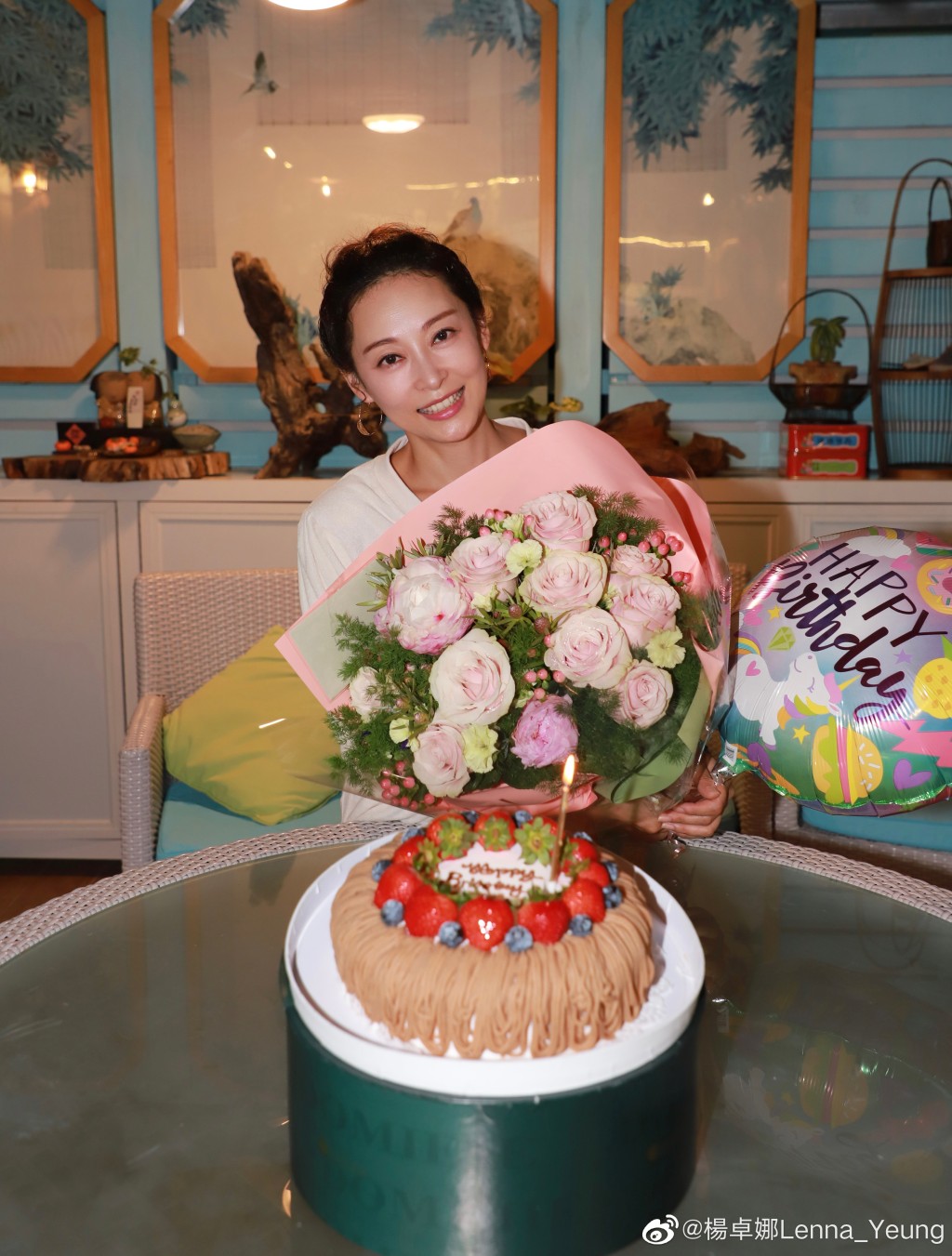 楊卓娜昨日與《愛．回家》一班演員慶祝生日。
