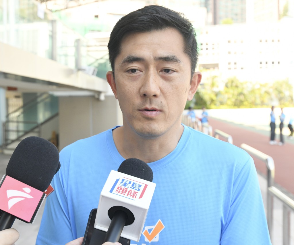 前香港田徑代表梁達威指,運動員外出參賽有賴政府支持,故現身鼓勵市民投票。 前香港田徑代表梁達威指,運動員外出參賽有賴政府支持,故現身鼓勵市民投票。