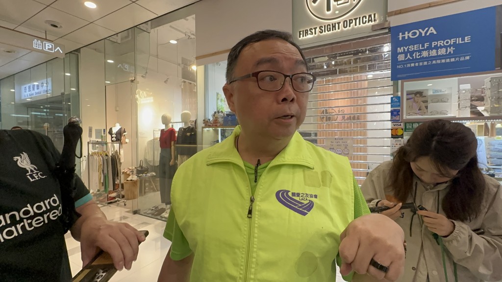 關愛之友協會負責人蔡先生講述事發經過。 關愛之友協會負責人蔡先生講述事發經過。