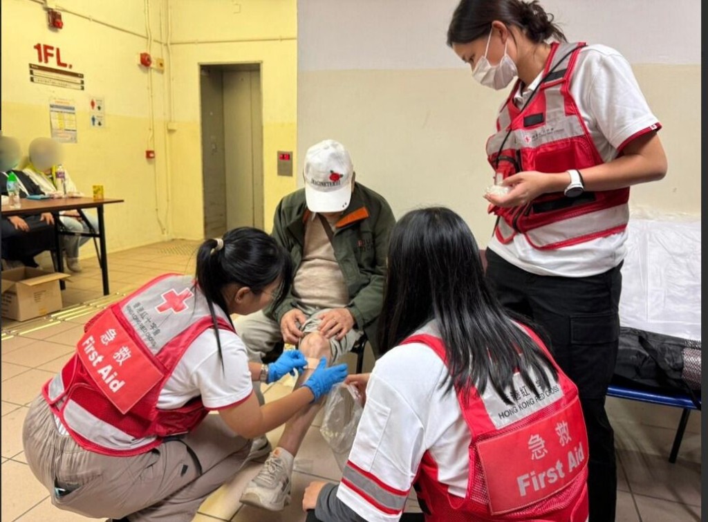 香港紅十字會表示,於火警發生3小時內,該會迅速展開本地賑災工作,包括駐場急救服務、緊急現金援助、日常必需品派發、心理支援服務,以及協助居民進行災後恢復等。香港紅十字會 香港紅十字會表示,於火警發生3小時內,該會迅速展開本地賑災工作,包括駐場急救服務、緊急現金援助、日常必需品派發、心理支援服務,以及協助居民進行災後恢復等。香港紅十字會
