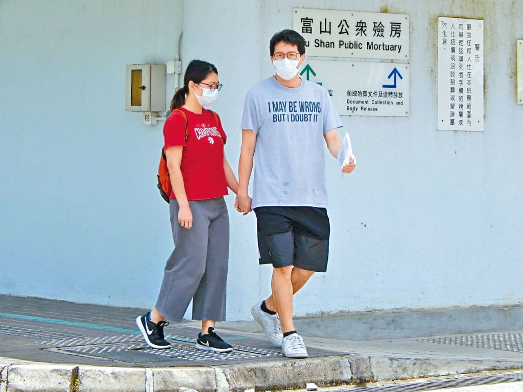 男童在泳池遇溺亡。圖為小童父母。