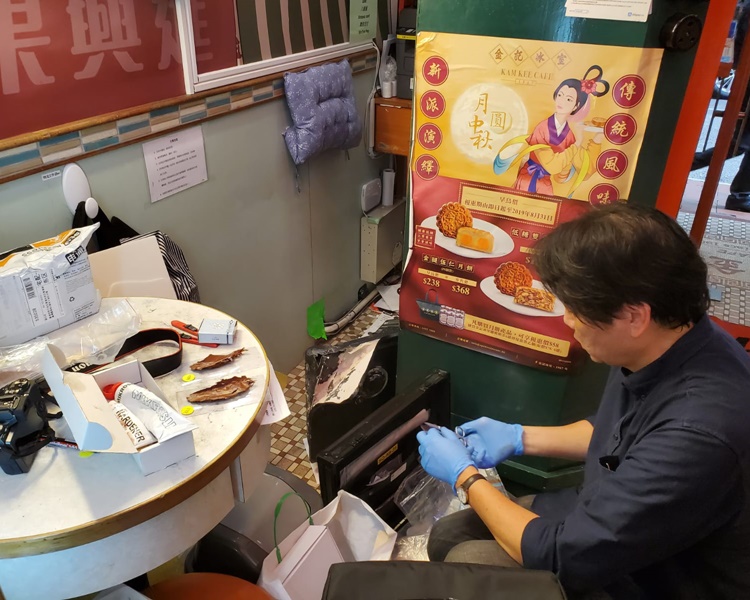 鑑證科場套取夾萬指紋。梁國峰攝