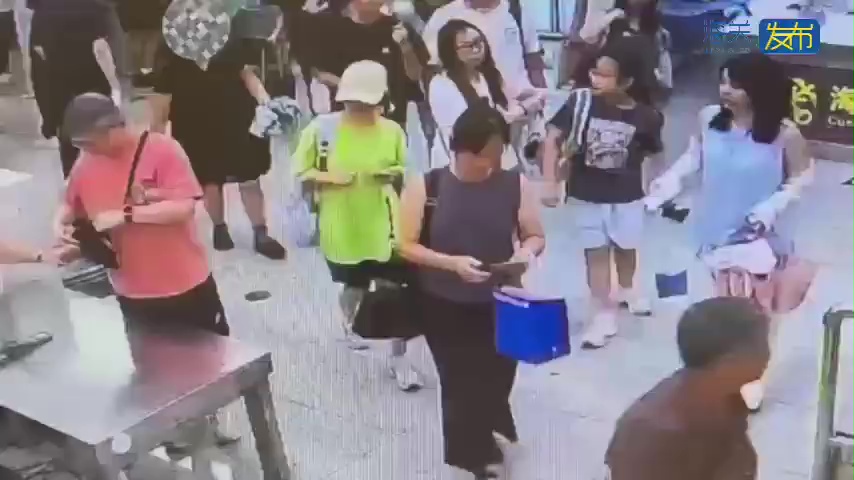女子黑色蓬蓬裙詭異鼓起引起關員注意。 女子黑色蓬蓬裙詭異鼓起引起關員注意。