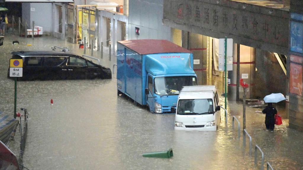 上星期四的世紀暴雨令全港廣泛地區出現水浸，多輛汽車死火。資料圖片