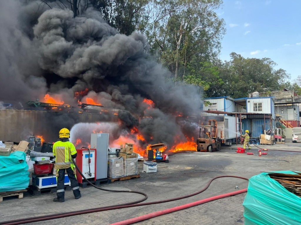 小磡村一个零件回收货仓发生火警,消防开喉灌救。香港消防处fb图片 小磡村一个零件回收货仓发生火警,消防开喉灌救。香港消防处fb图片