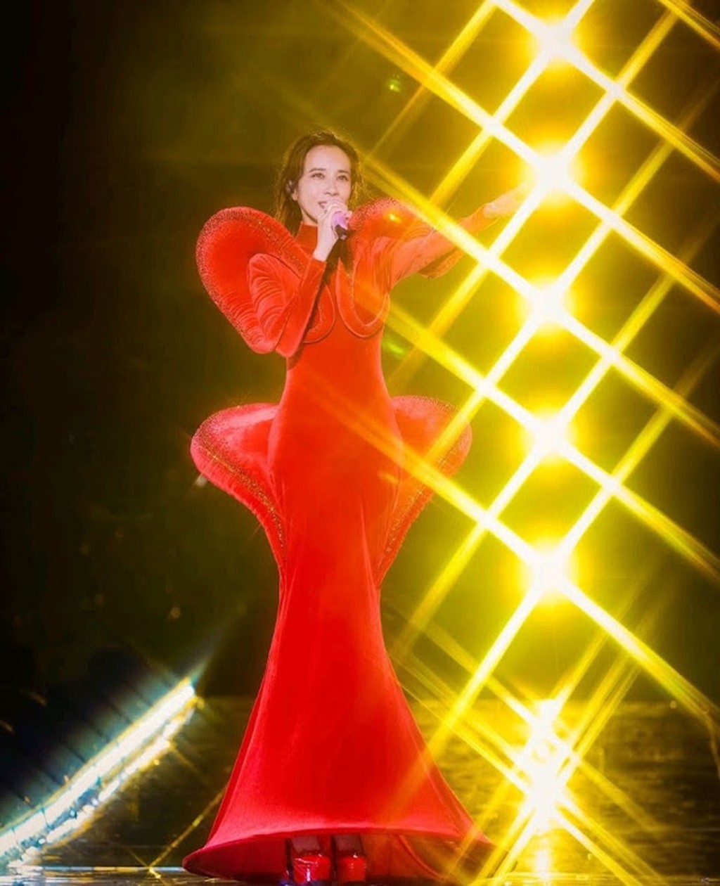 設計獨特的紅色立體長裙,亦是Karen精心準備的個唱戰衣。 設計獨特的紅色立體長裙,亦是Karen精心準備的個唱戰衣。