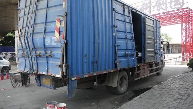 貨車尾部受到撞擊變形。網圖
