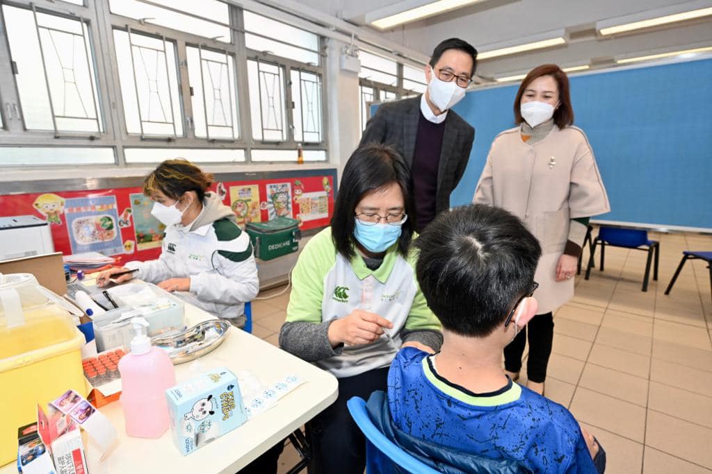 当局安排约260名学生于学校接种疫苗。