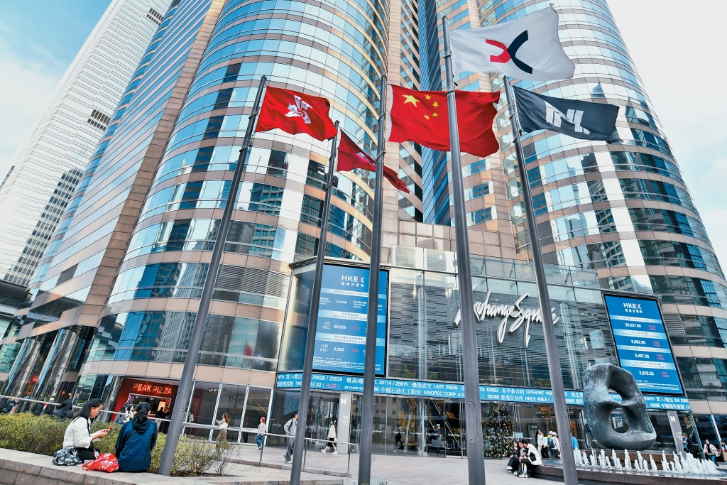 彭博引述消息報道，中國監管部門近期勸喻內地企業，放棄以「紅籌」架構方式來港上市。