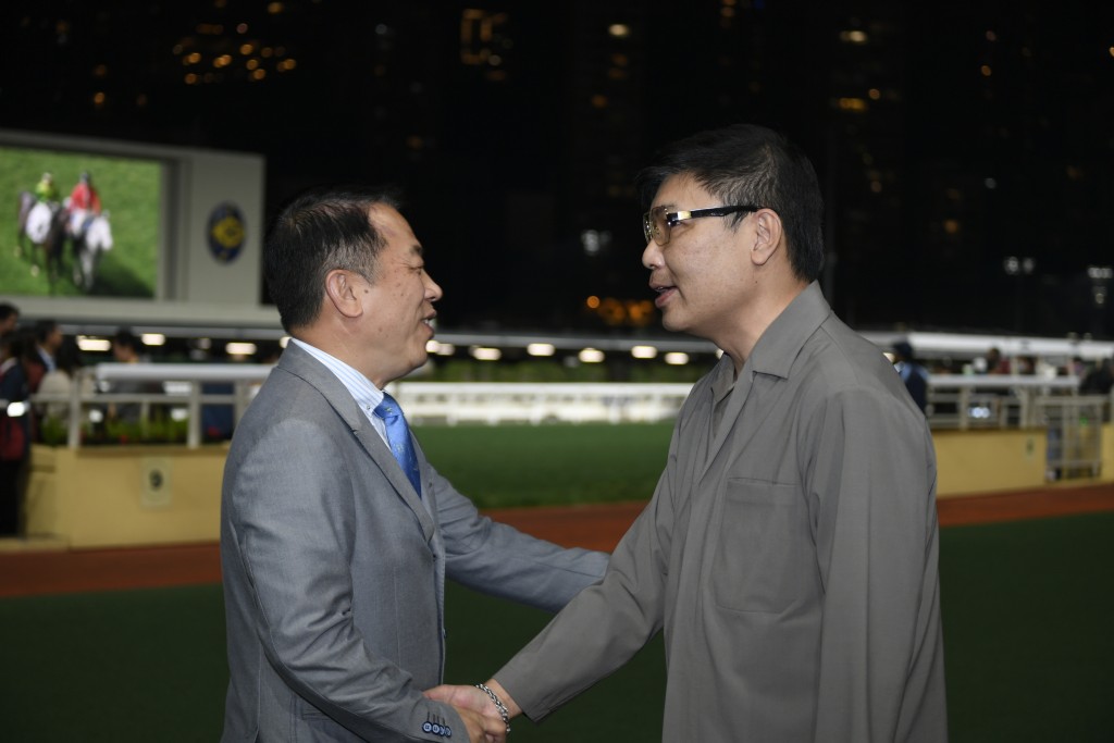 「一舖到位」早前贏馬，姚本輝(左)與鄧健明(右)握手道賀。