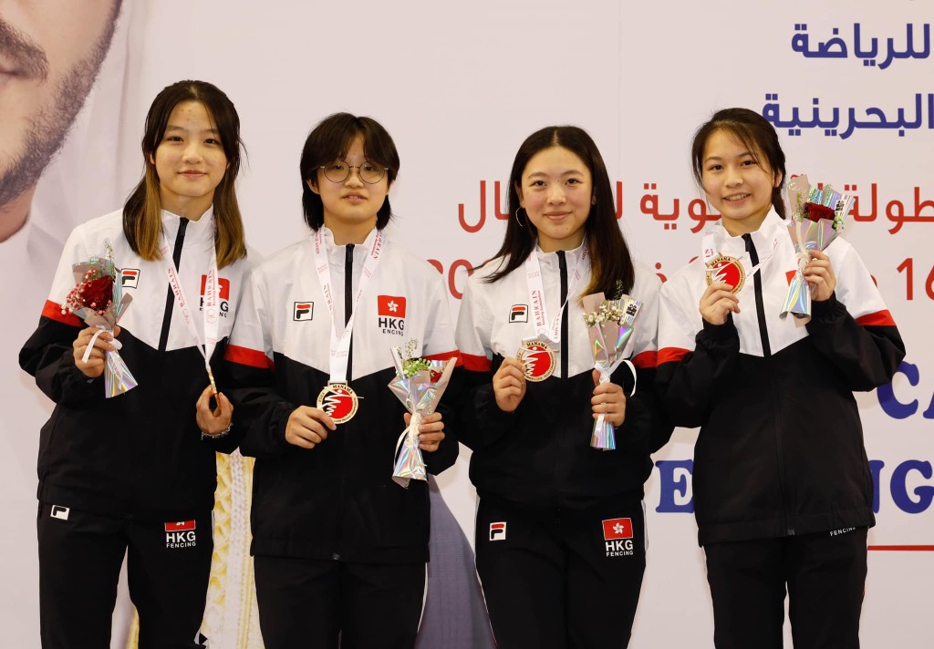 4位亚少女佩团体赛金牌港将曾悦澄（右起）、薜雅致、庄凯欣及吴𦐒霖