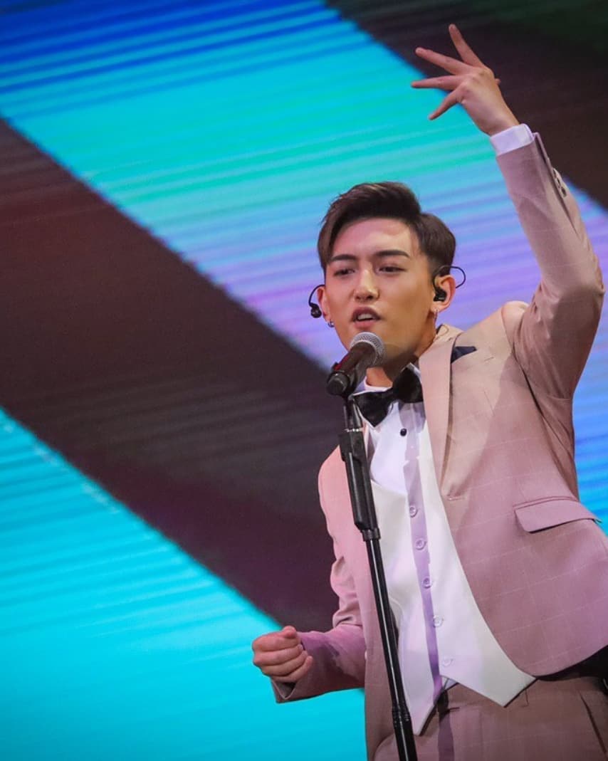 平時MC上台表演咁嘅樣。
