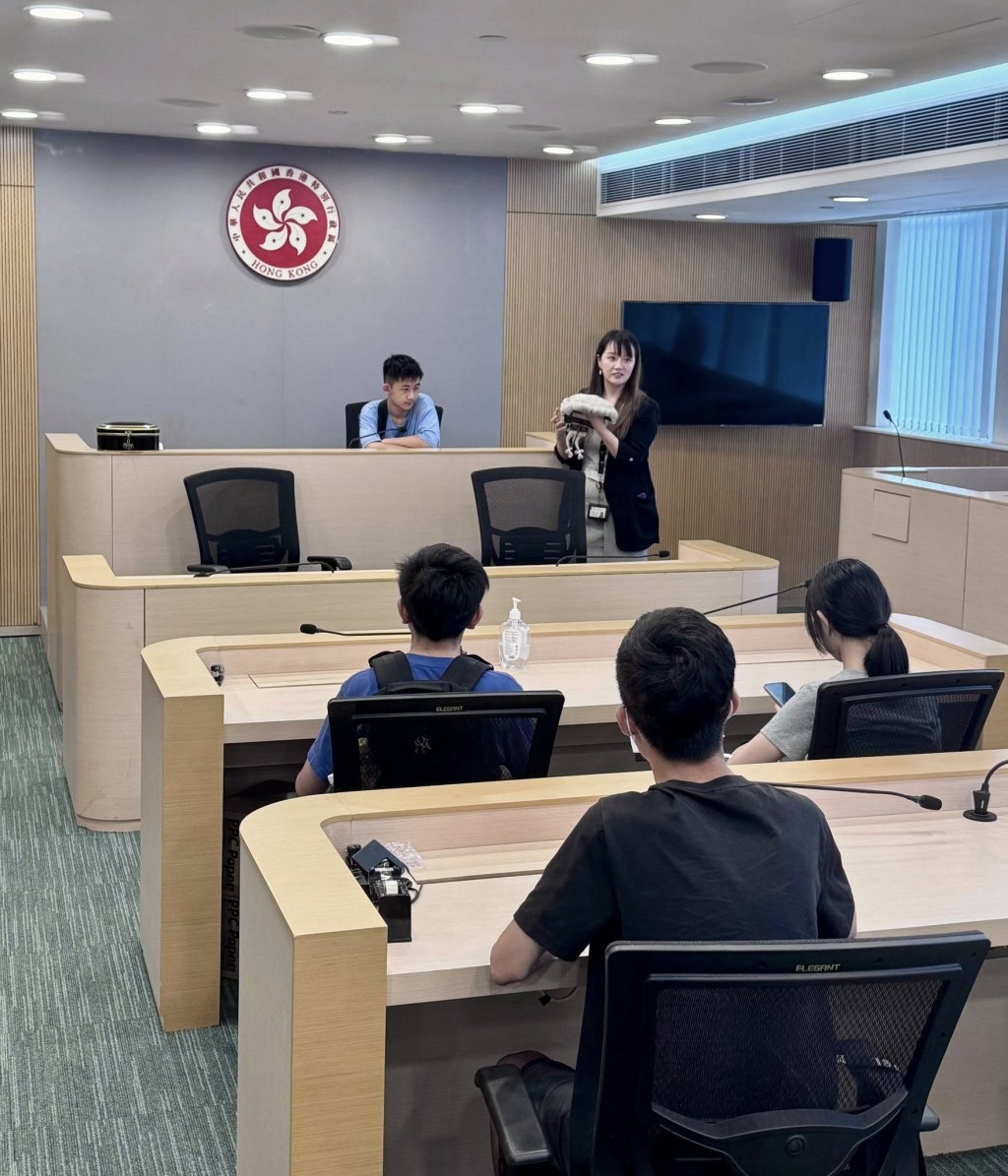 律政司接待一批來自「共創明Teen」計劃的中學生家庭。張國鈞FB圖片