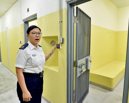 警方支援科女警司戚夏瑜介紹4項加強羈留室保安措施。郭顯熙攝