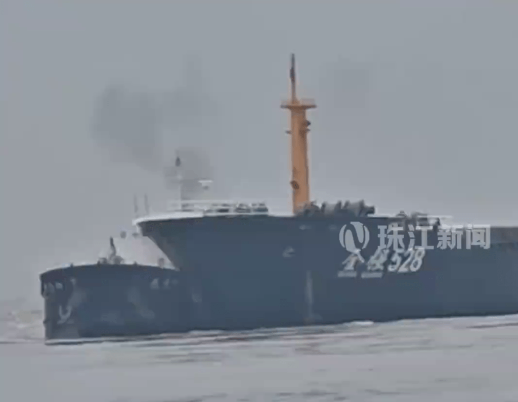 江蘇南通長江水域2船相撞一刻。 珠江新聞