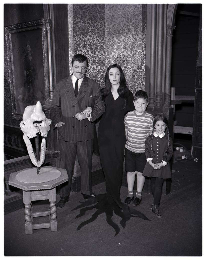 Lisa（右一）於1964至1966年在劇集版《愛登士家庭》扮演星期三。
