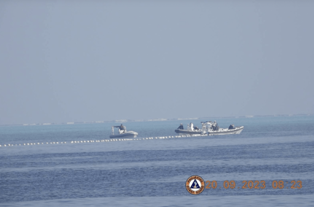 菲律宾当局表示，上星期五在黄岩岛水域一处浅滩附近发现有关浮动屏障。路透社
