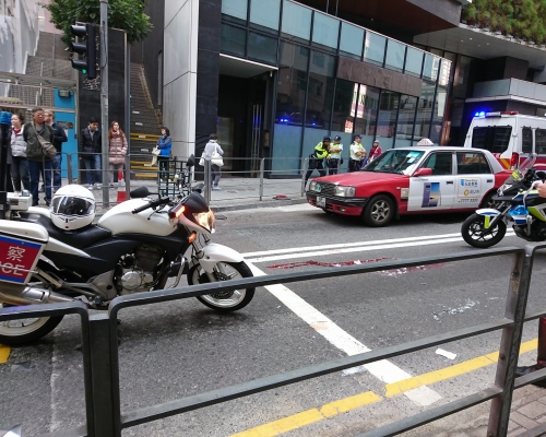 堅道近奧卑利街有交通意外。網民Sherman Cheng‎圖片