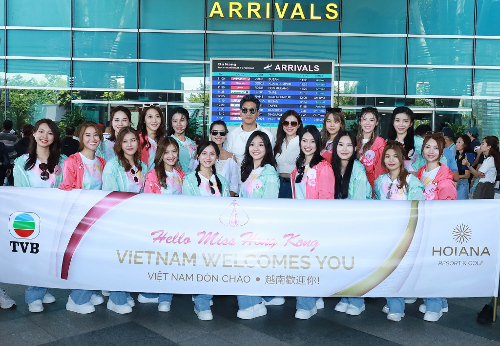 嘉賓主持黎諾懿，港姐師姐謝嘉怡及梁凱晴，與16位佳麗抵達越南後馬上來個開心大合照。