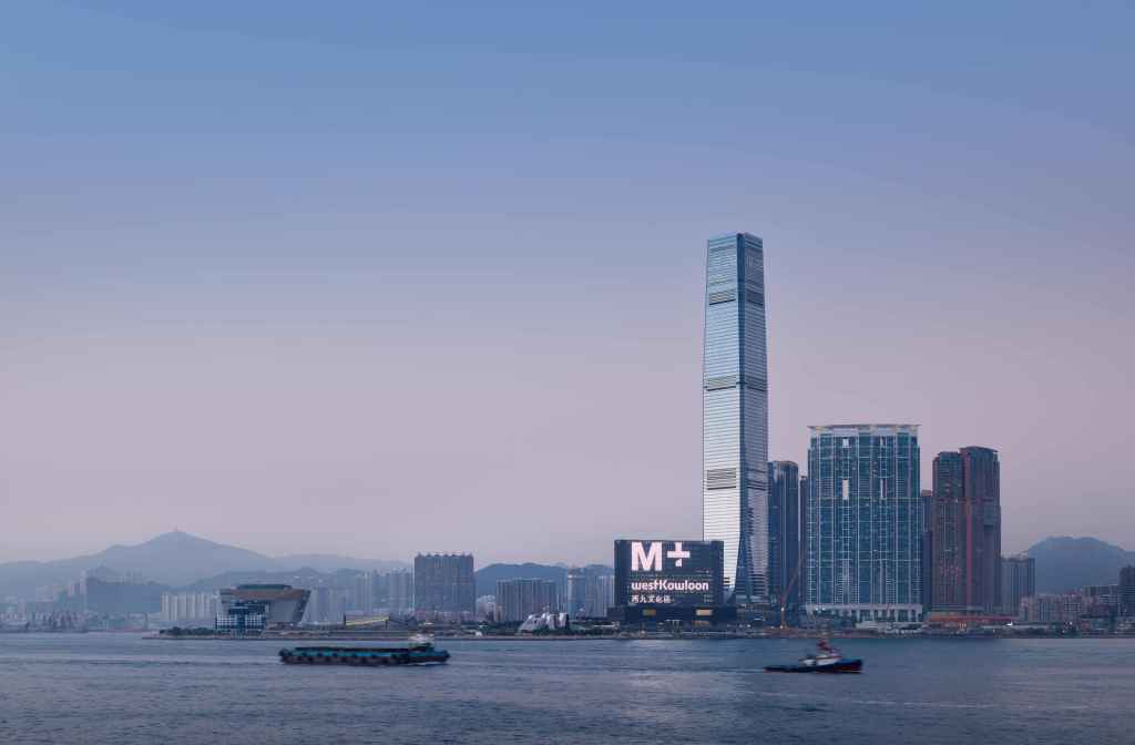 從維多利亞港望向M+大樓。
（攝影：Virgile Simon Bertrand；©Virgile Simon Bertrand；圖片由Herzog & de Meuron提供）