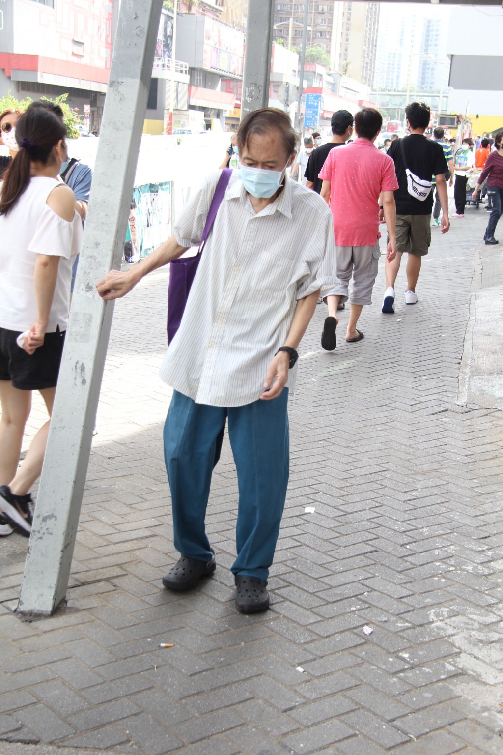 麟哥病情轉差，體重跌至110磅，上周六跌跌撞撞，扶住路邊物件走路。