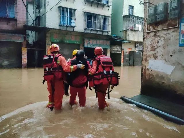 韶关多地遭遇暴雨导致水浸。消防救援队伍迅速出动奋战救人。