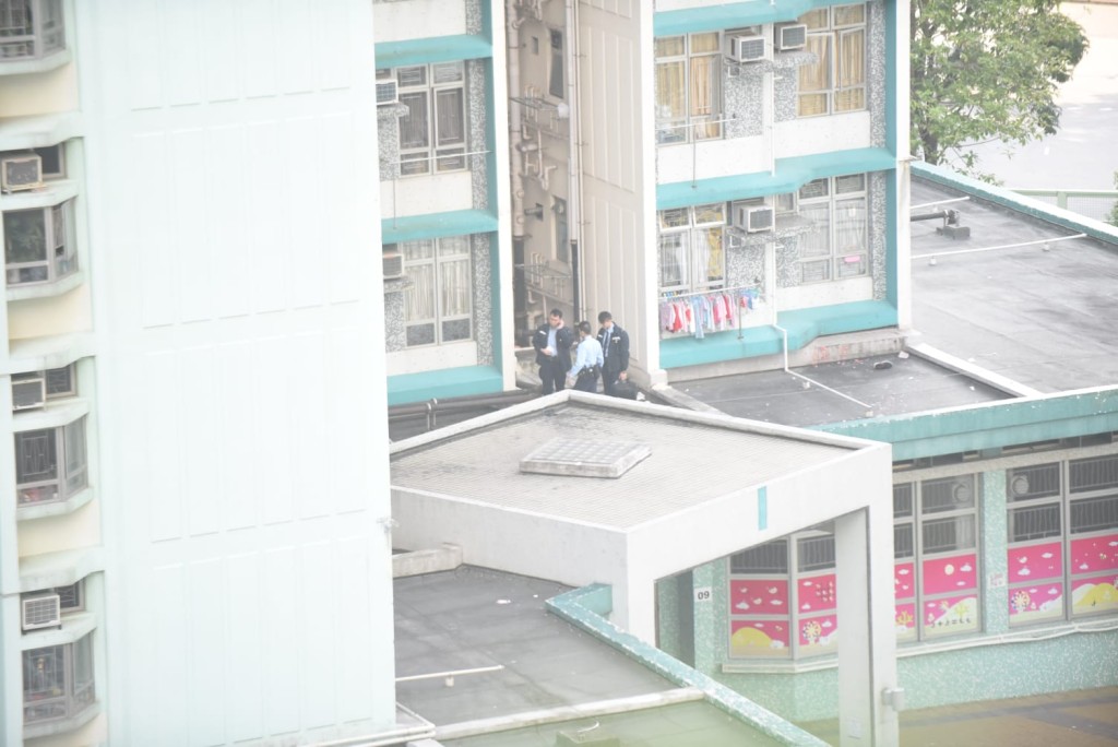 男子墮樓倒斃平台 。