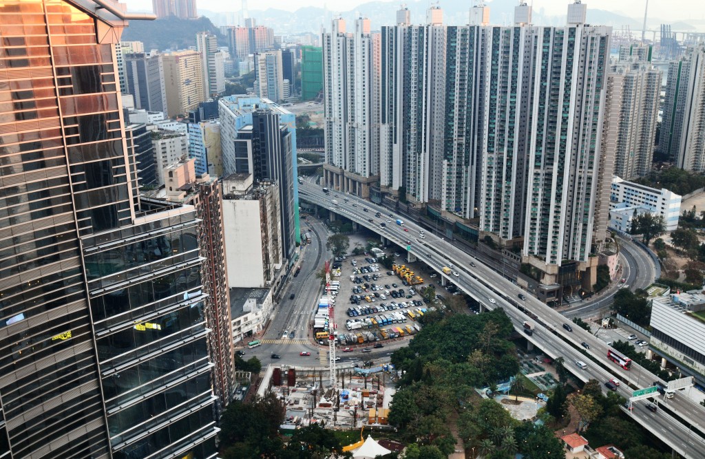 年內批出4幅住宅地，最貴為11月中旬荃灣永順街與德士古道交界住宅地，由華懋以24.75億擊敗其餘8財團奪標。