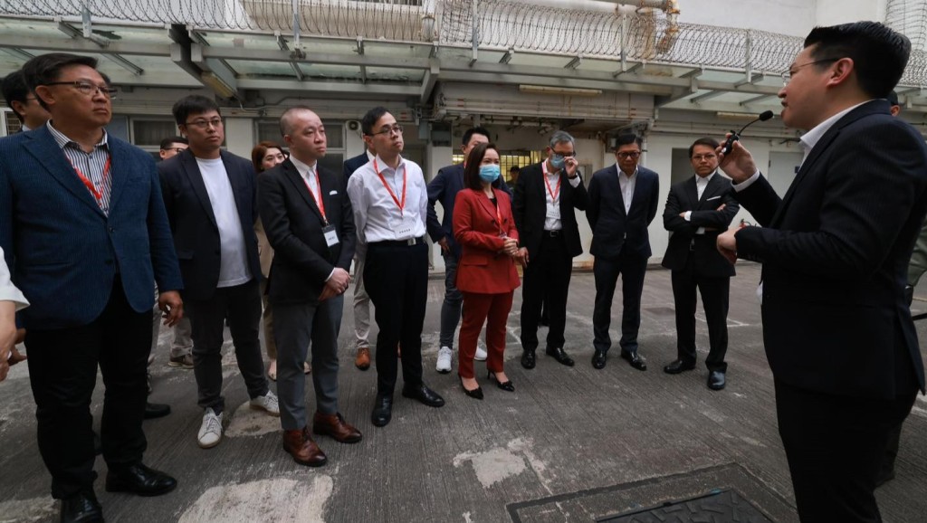 鄧炳強邀請一眾立法會議員參訪荔枝角懲教所。