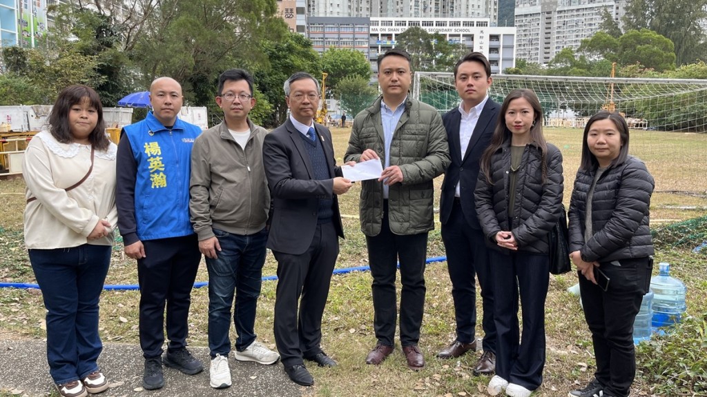 房屋局副局長戴尚誠與民建聯議員視察馬鞍山簡約公屋用地。何永賢facebook圖片
