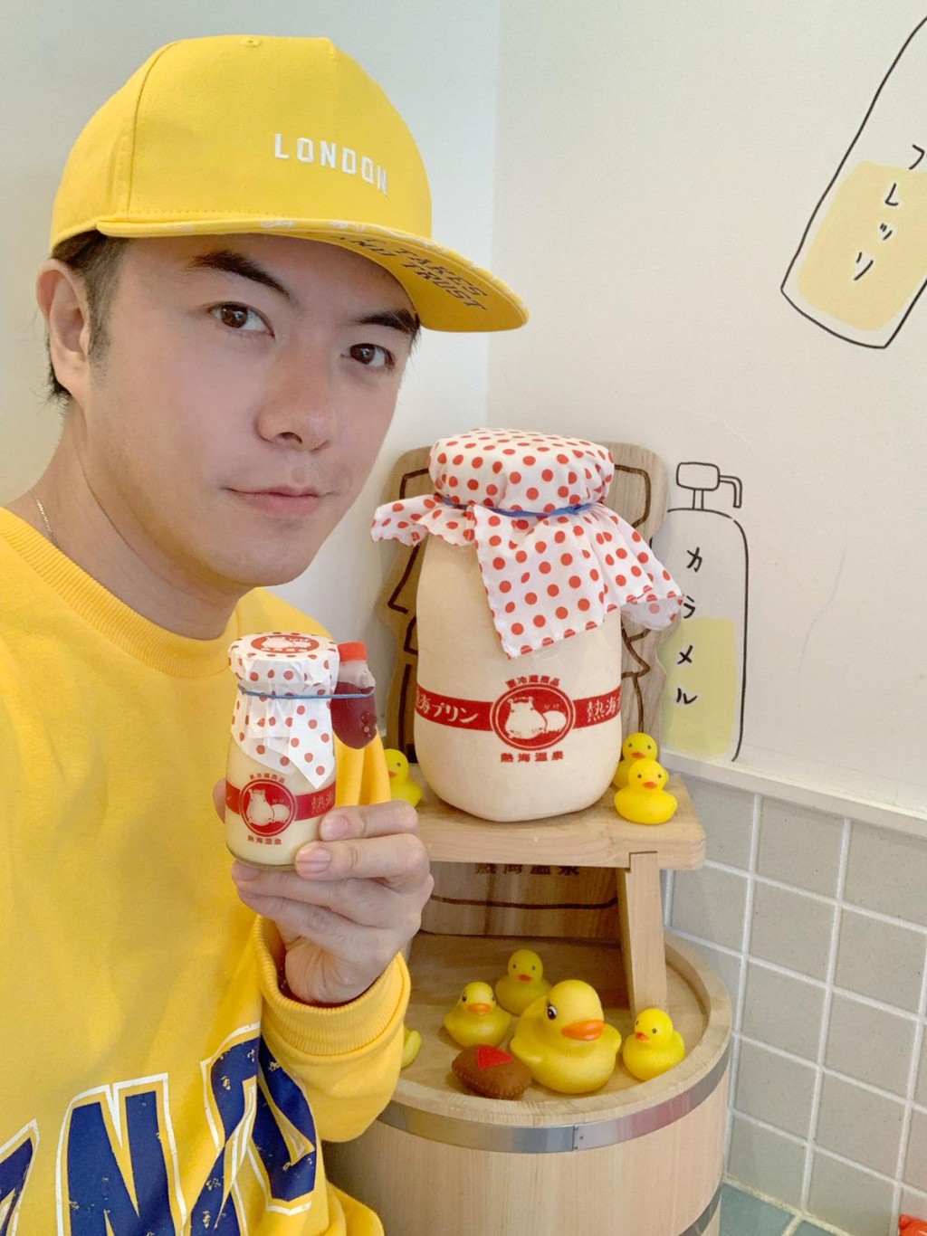 王友良推介當地著名的牛奶布丁,約40港元一瓶。
