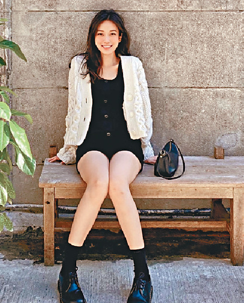 ■Candy早前在社交網分享晒腳靚相。