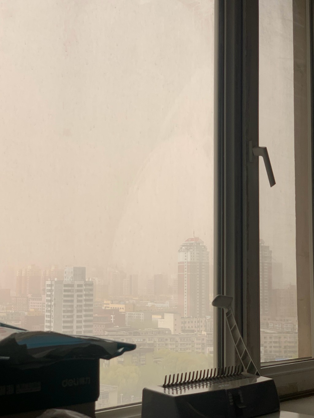 北京漫天「黄沙」。 微博图