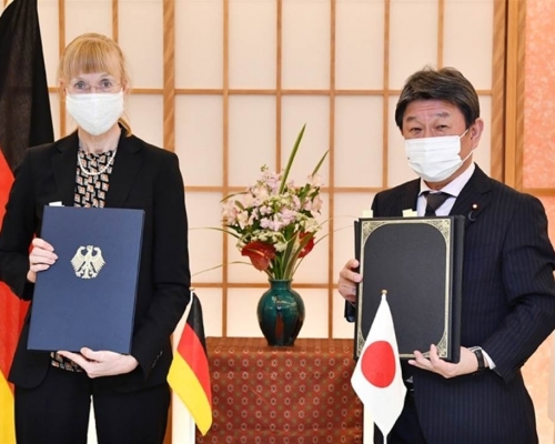 茂木敏充（右）和德國駐日大使萊佩爾簽署「情報保護協定」。外務省圖片