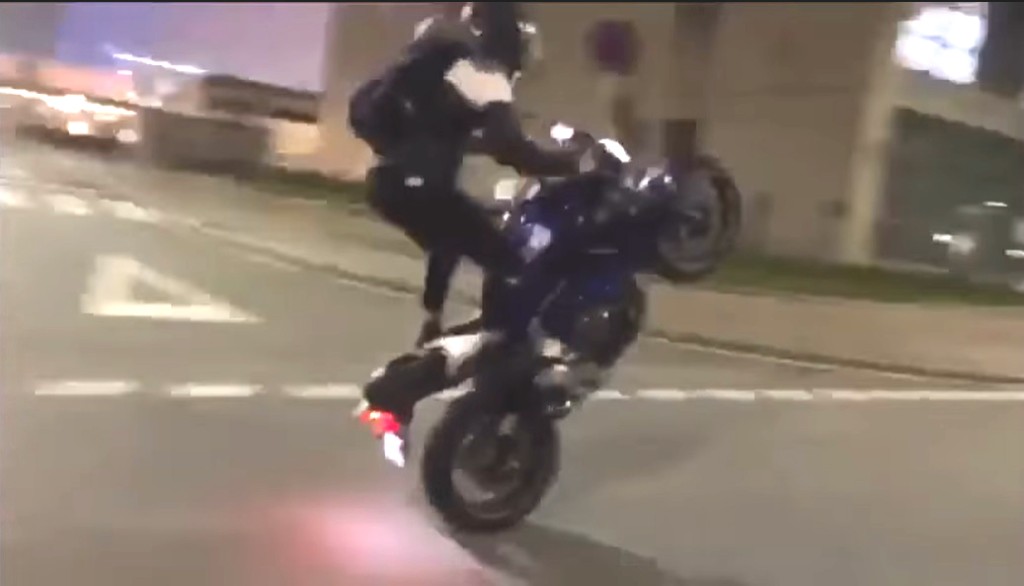 澳門一名男子駕駛重型電單車時彈頭單輪駕駛。影片截圖