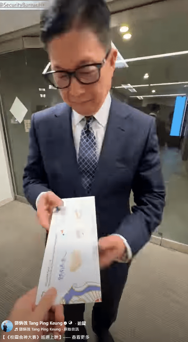 收到信後，鄧炳強決定親自帶領「安仔」和「熊仔」的「真人」前往該校。鄧炳強FB影片截圖