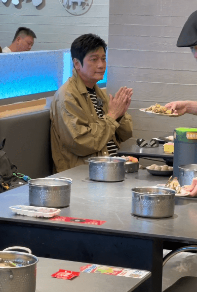 羅嘉良近日於內地被粉絲捕獲。