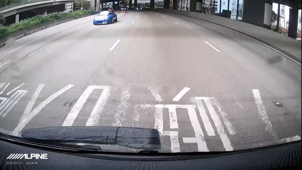 一輛藍色私家車疑收制不及將老婦撞倒。fb「 車cam L(香港群組)」廿年駕駛經驗片段截圖 一輛藍色私家車疑收制不及將老婦撞倒。fb「 車cam L(香港群組)」廿年駕駛經驗片段截圖
