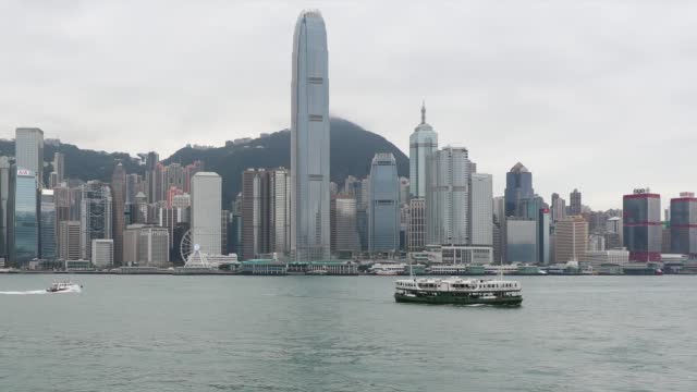 香港人拥有维多利亚海峡天然聚宝盆之风水加持。