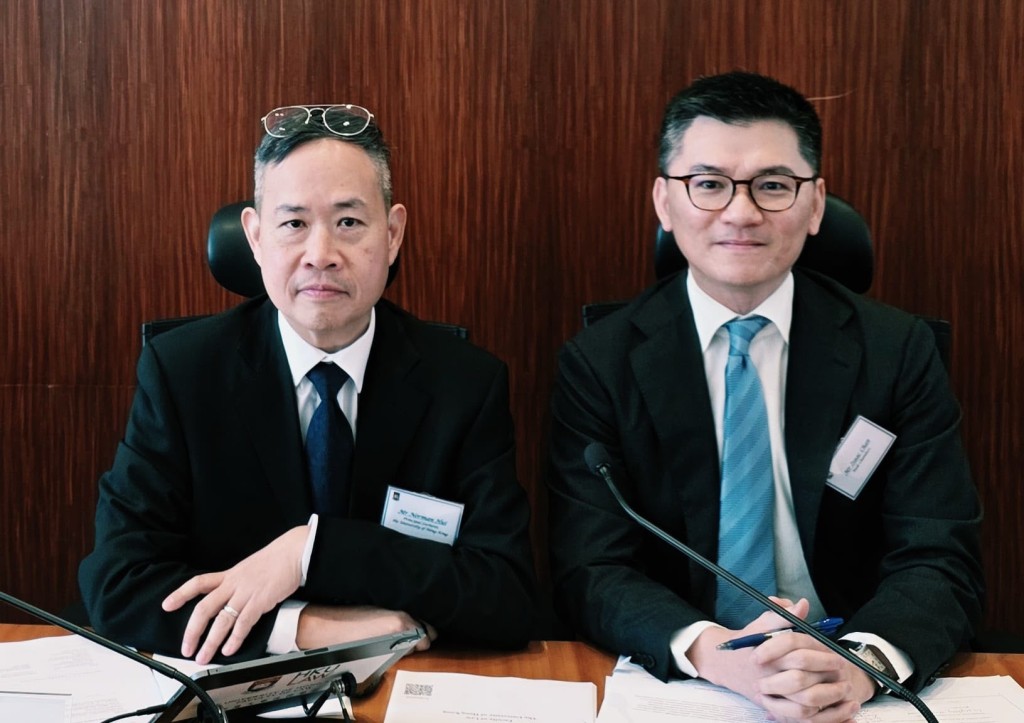香港大学法律学院首席讲师许文恩及陈志刚大律师在讲座后合照。 香港大学法律学院首席讲师许文恩及陈志刚大律师在讲座后合照。