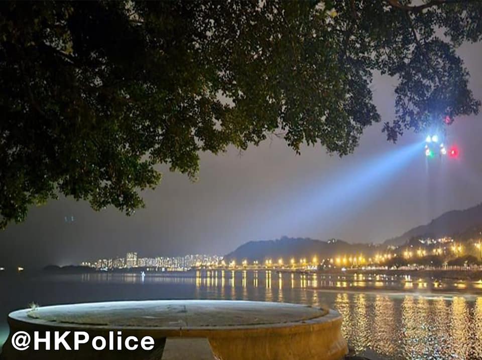 警方晚間出動直升機探射燈搜索。警察FB