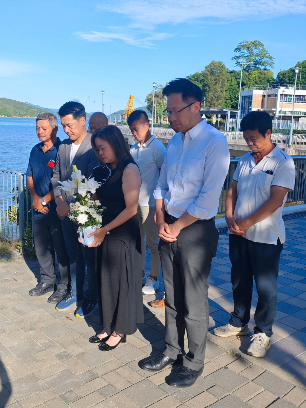 羅淑佩等人向當年慘遭日軍殺害的村民獻花悼念。羅淑佩fb 羅淑佩等人向當年慘遭日軍殺害的村民獻花悼念。羅淑佩fb