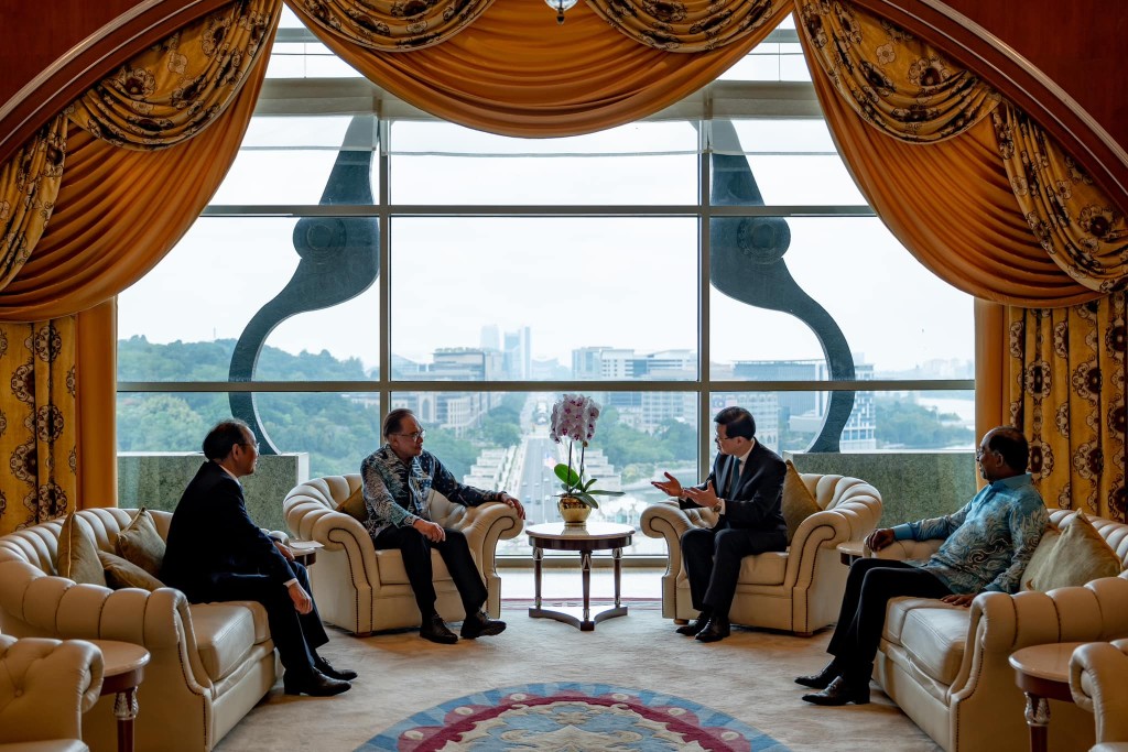 馬來西亞首相安華在社交媒體發文表示，與李家超在會議中討論了貿易、投資、金融、過境鐵路系統、教育和旅遊合作等感興趣的問題。安華FB