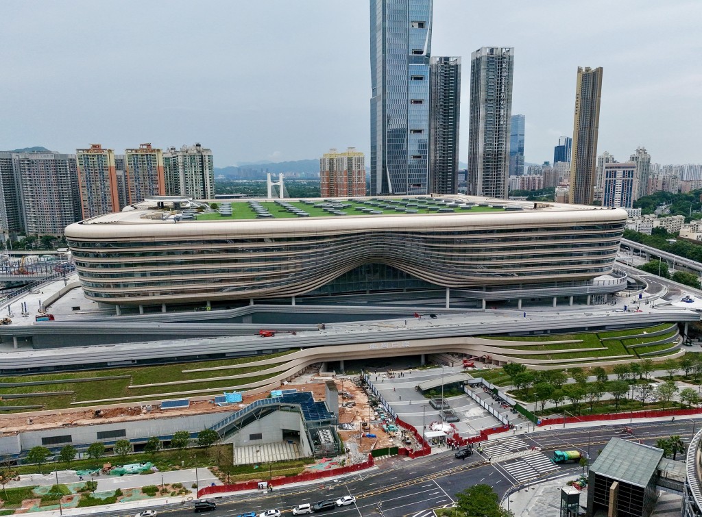 新皇崗口岸佔地面積約8.75公頃，口岸聯檢大樓以多層式設計，總建築面積約69萬平方米。