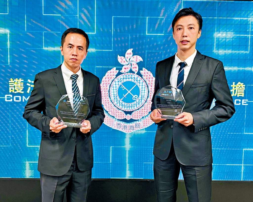 海關有組織罪案調查科高級監督王禮庸（左）及監督張文傑（右）指出，瀕危物種走私活動主要透過旅客、貨運及郵包3個渠道進行。