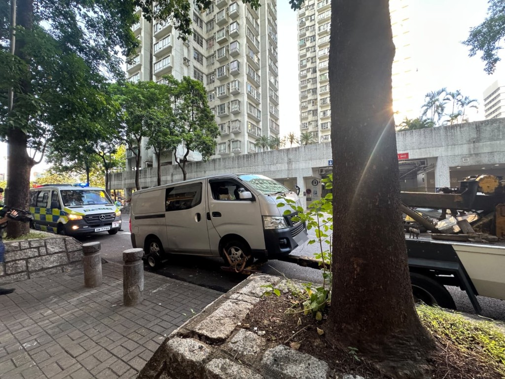 警方將涉案車輛拖走檢驗。 警方將涉案車輛拖走檢驗。