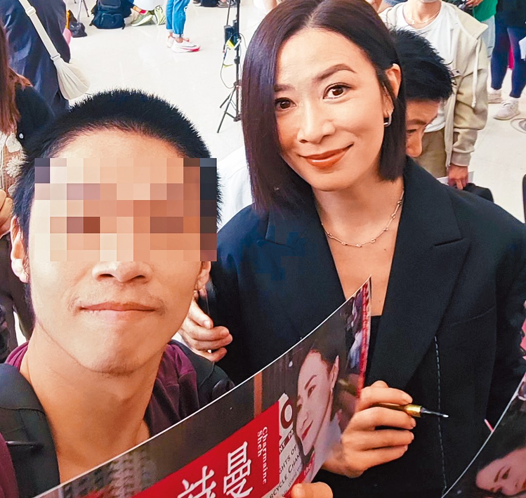 一名被捕青年熱愛追星，曾與女星佘詩曼合照。