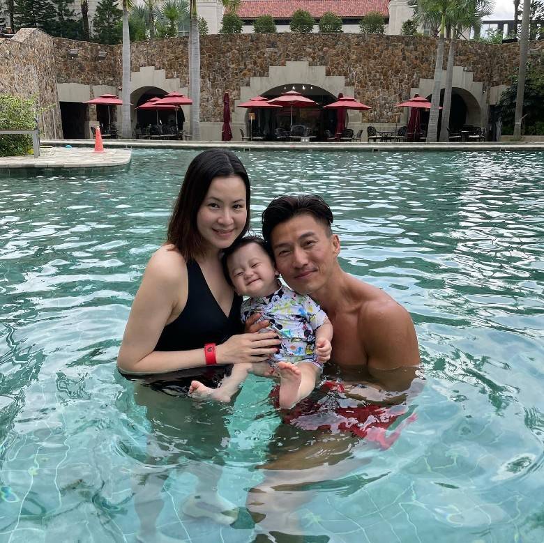 Jaco 1岁时，陈山聪已经带他去游水。