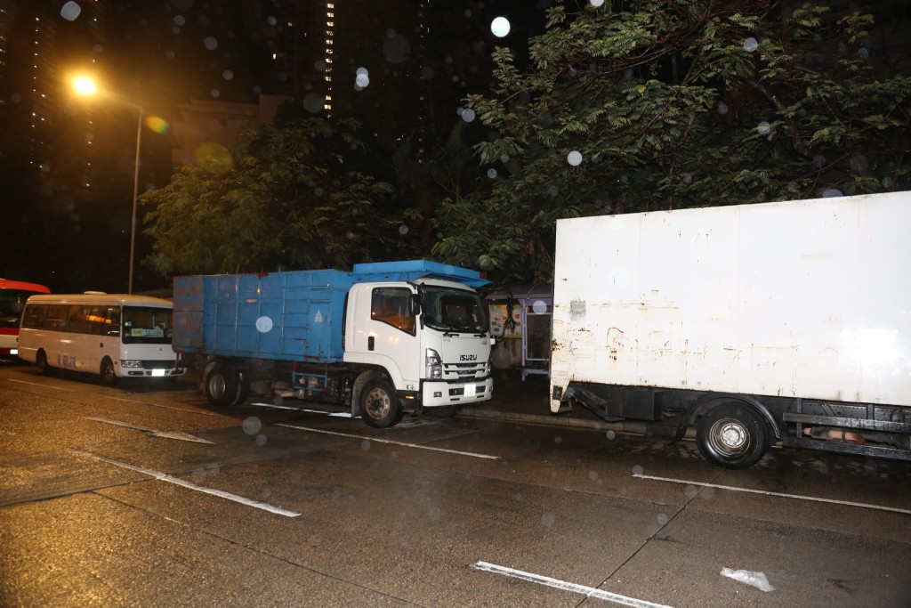 今日凌晨3時許，柴灣道467號中華傳道會劉永生中學對開，一名女子從兩架貨車之間走出，先後遭兩部的士撞到。黎志偉攝